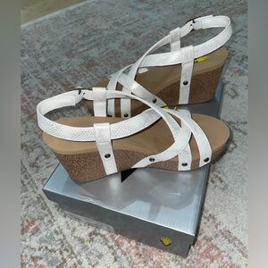 VOLATILE. Worn once. . No wear and tear.